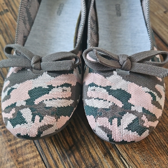 New Cloudsteppers by Clarks. Pink,Olive,White Camo Patterned Flats W/ Bow (Sz.8) - Picture 13 of 14